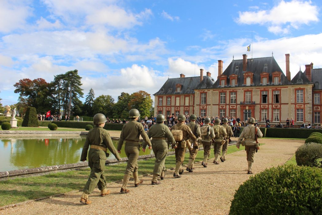 Reconstitution militaire multi-époques au château de Breteuil.